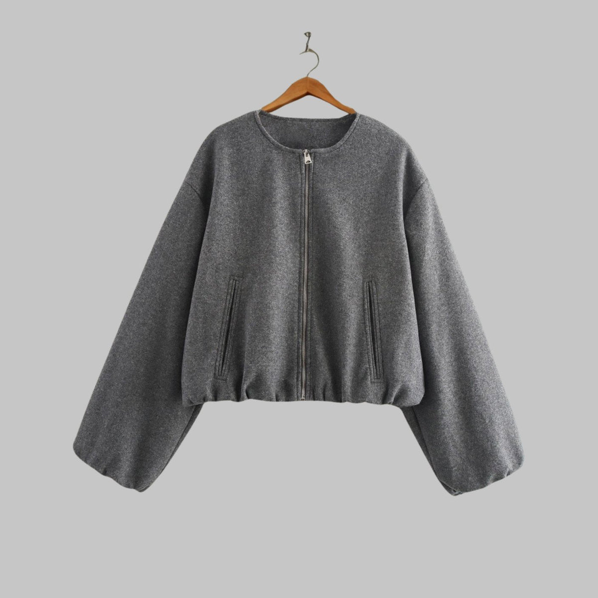 Chaqueta bomber corta para mujer sin cuello y con cremallera completa