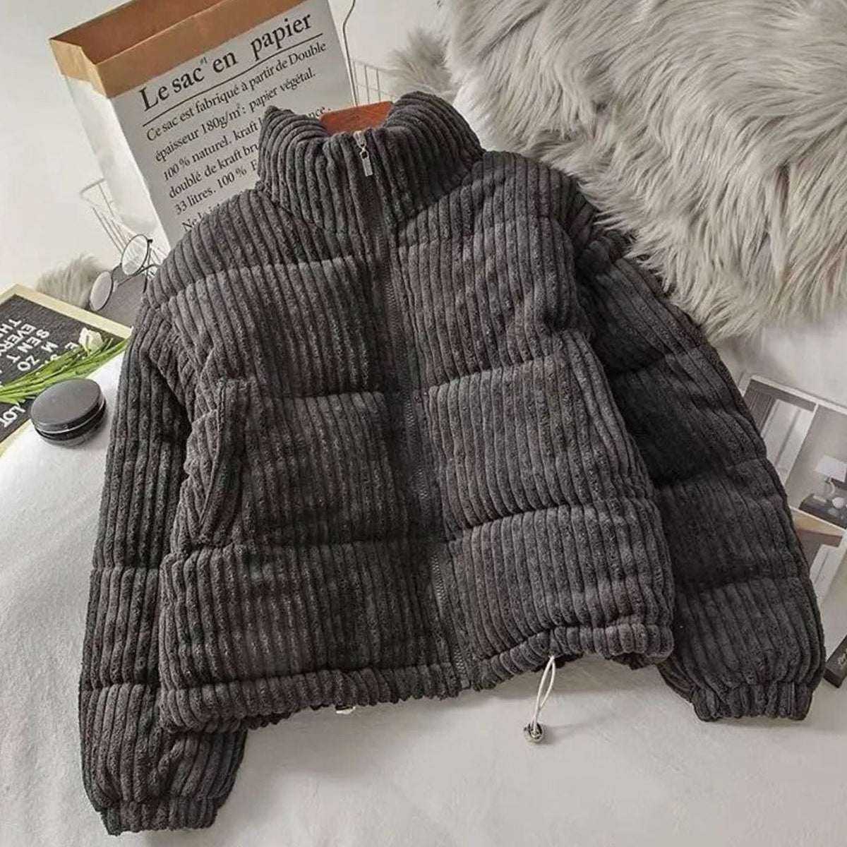 Chaqueta corta acolchada de pana para mujer