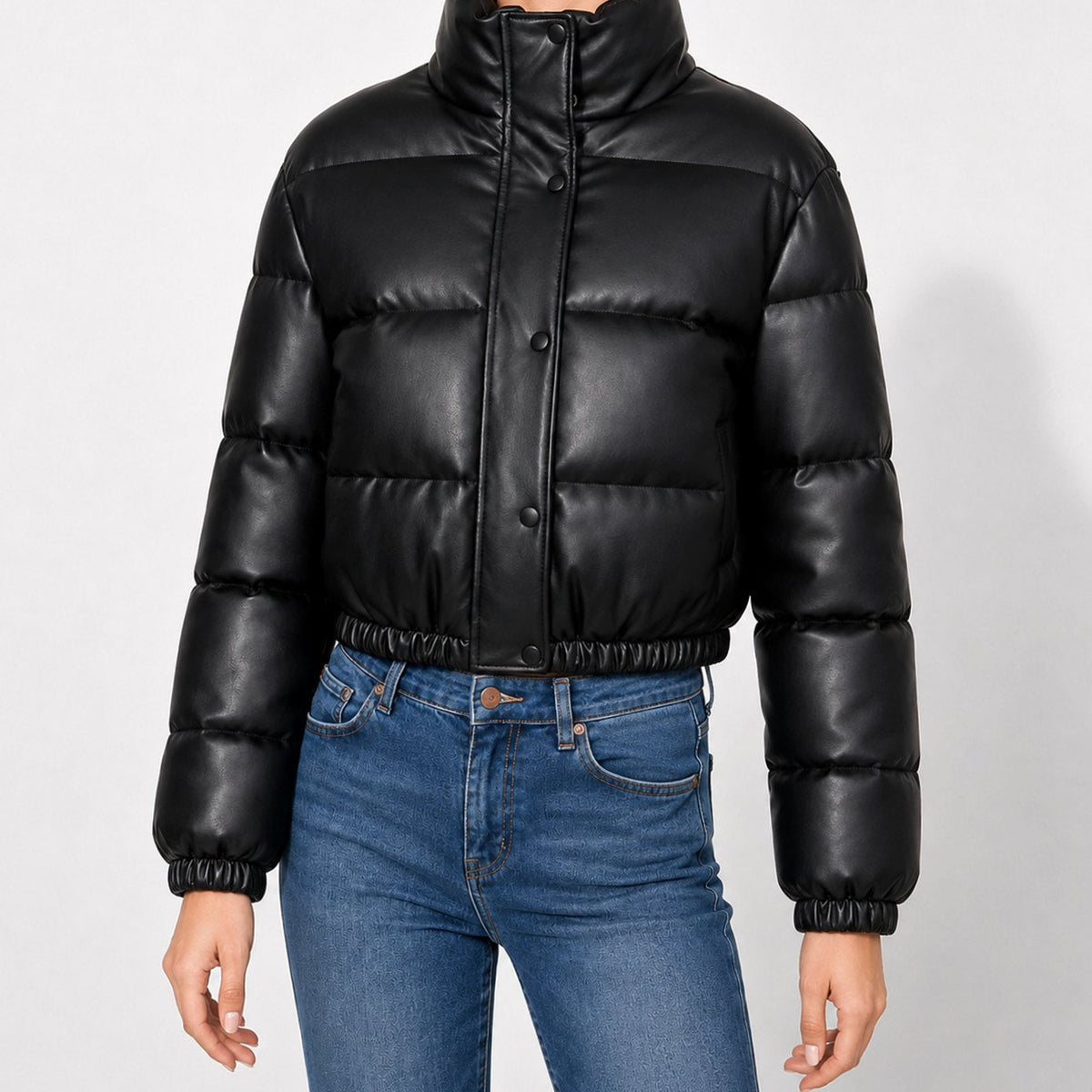 Chaqueta corta acolchada de piel sintética para mujer con cuello chimenea