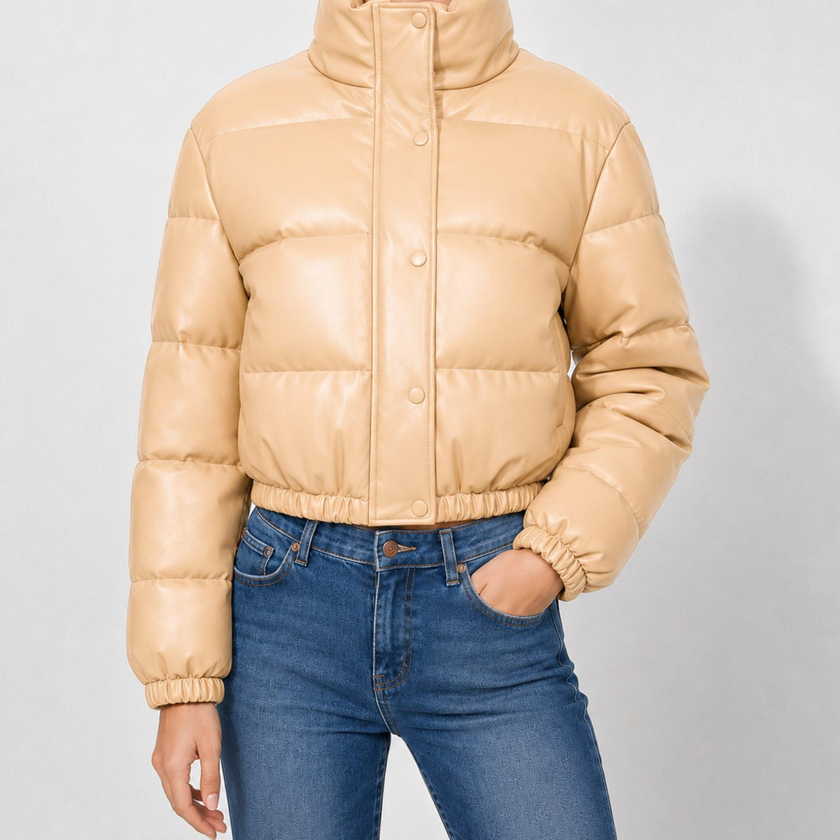 Chaqueta corta acolchada de piel sintética para mujer con cuello chimenea