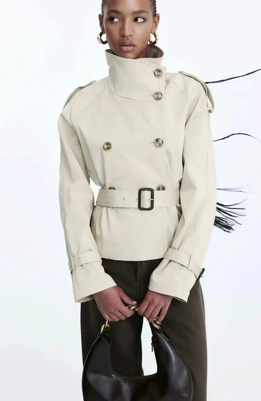 Chaqueta corta tipo gabardina para mujer con cuello alto y cinturón