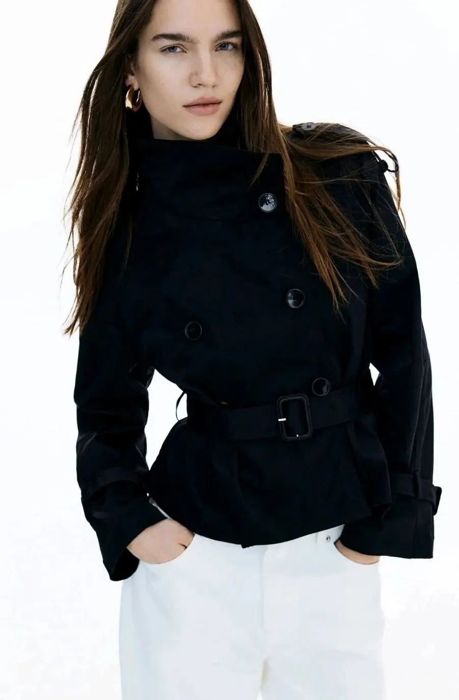 Chaqueta corta tipo gabardina para mujer con cuello alto y cinturón