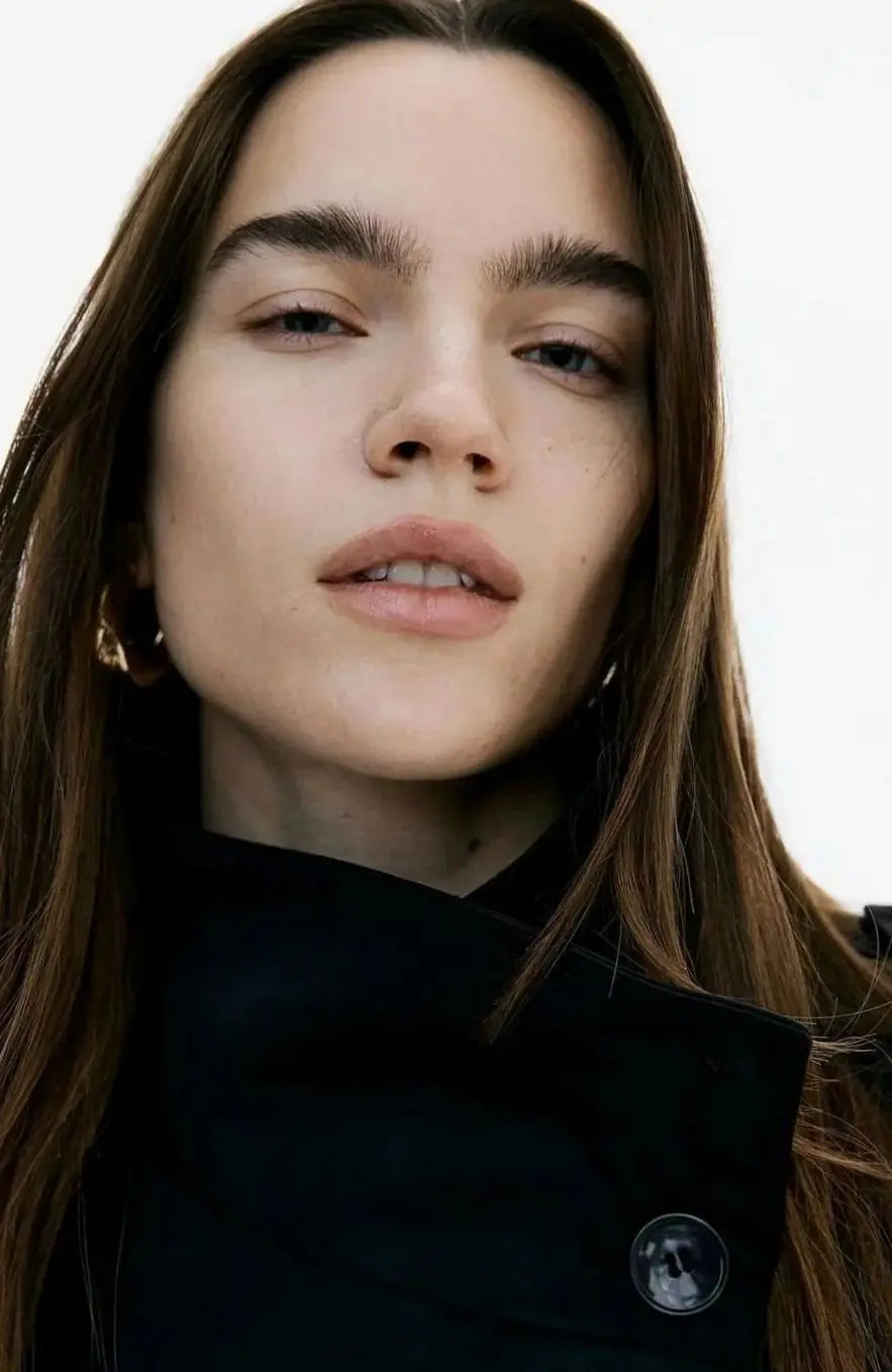 Chaqueta corta tipo gabardina para mujer con cuello alto y cinturón