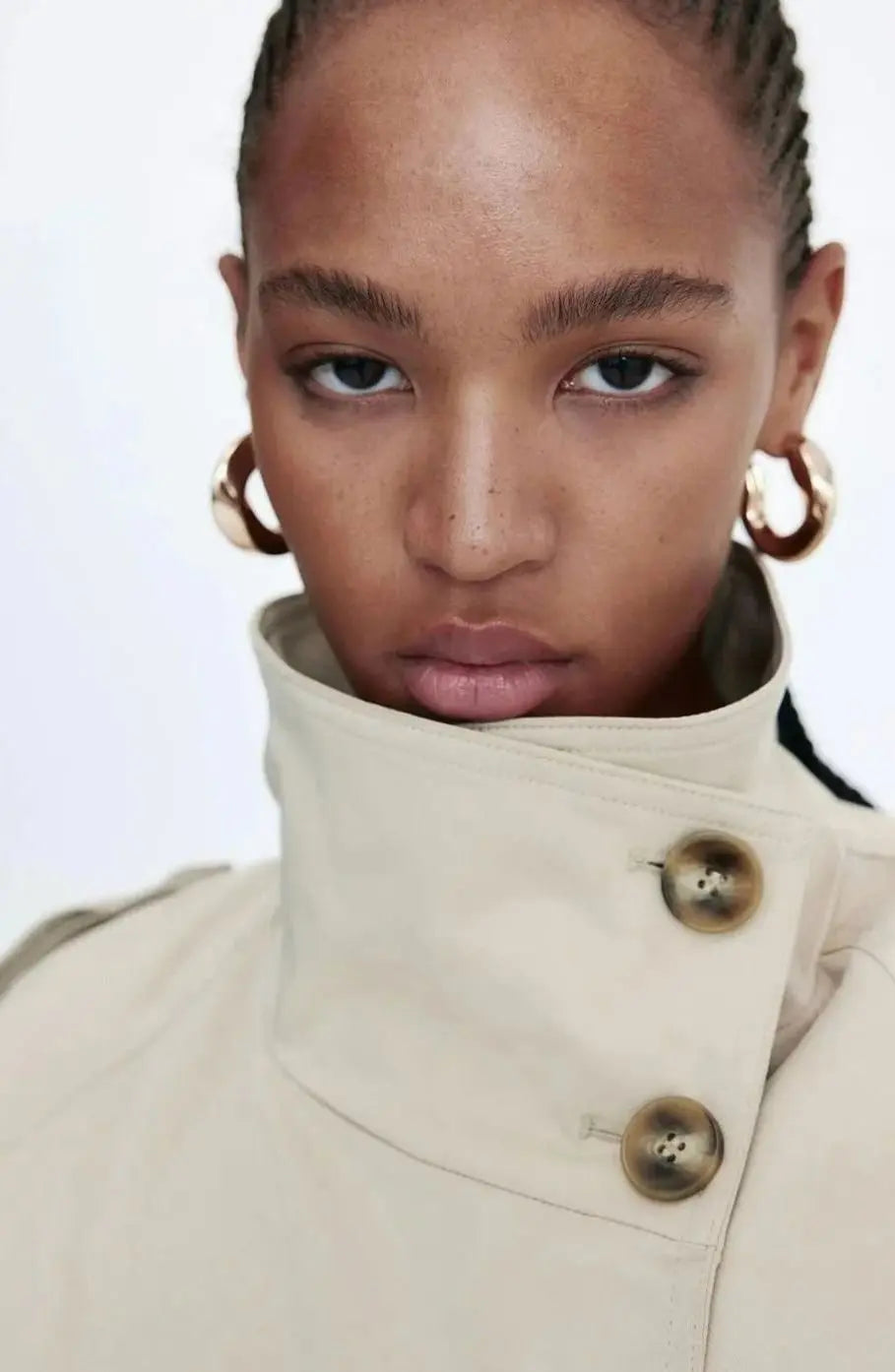 Chaqueta corta tipo gabardina para mujer con cuello alto y cinturón