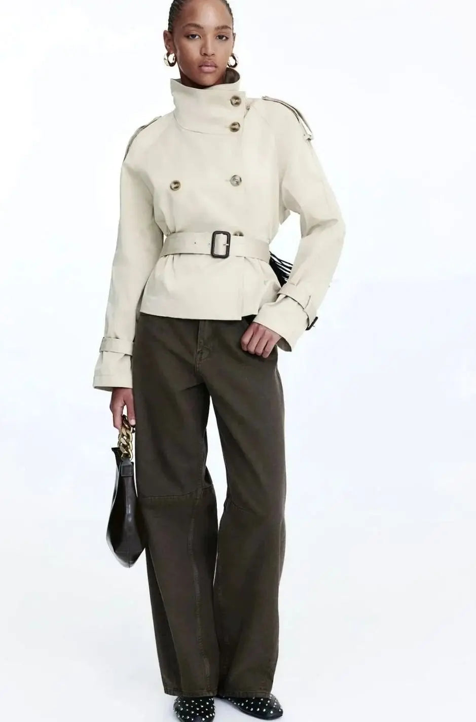 Chaqueta corta tipo gabardina para mujer con cuello alto y cinturón