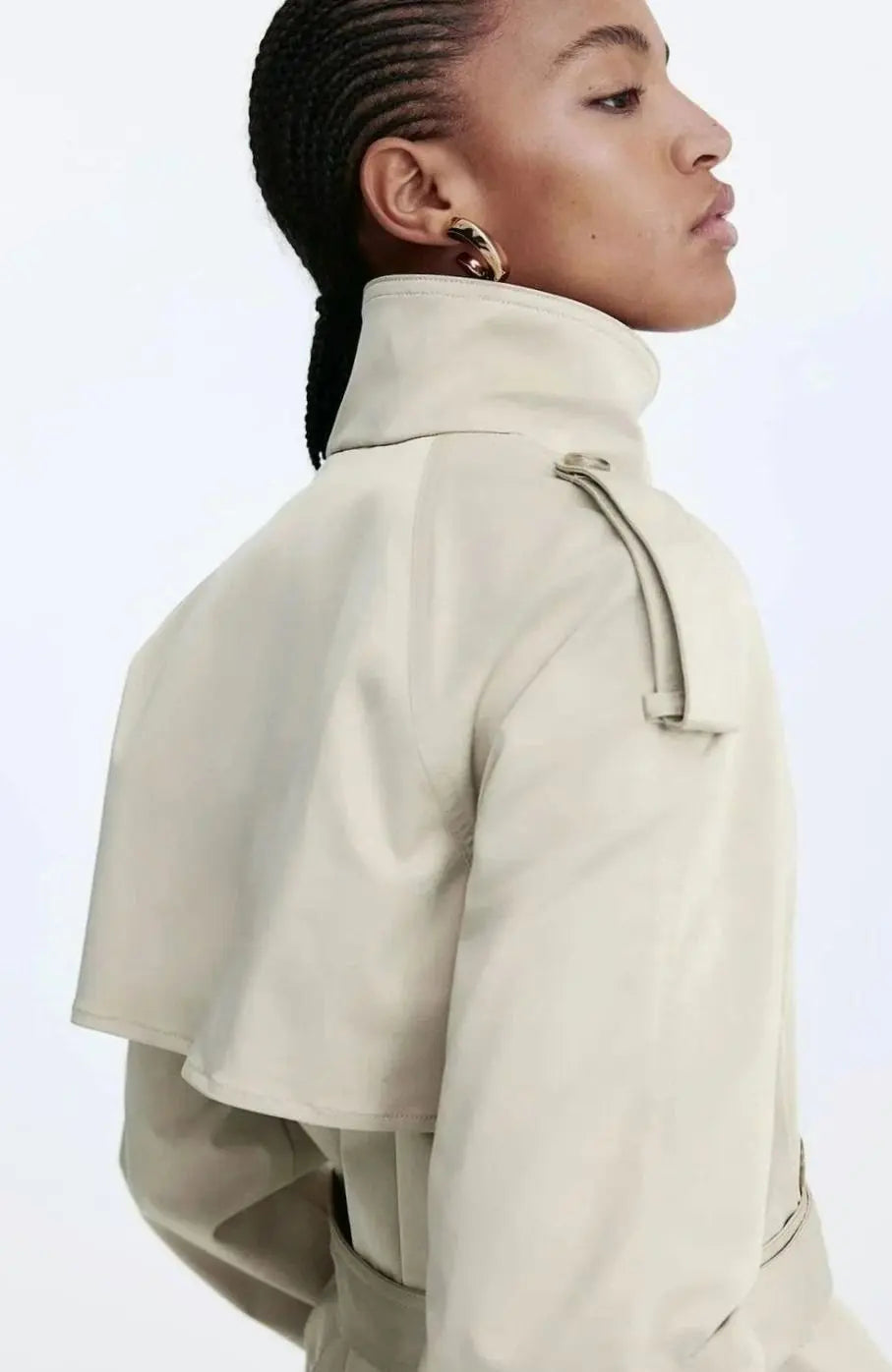 Chaqueta corta tipo gabardina para mujer con cuello alto y cinturón
