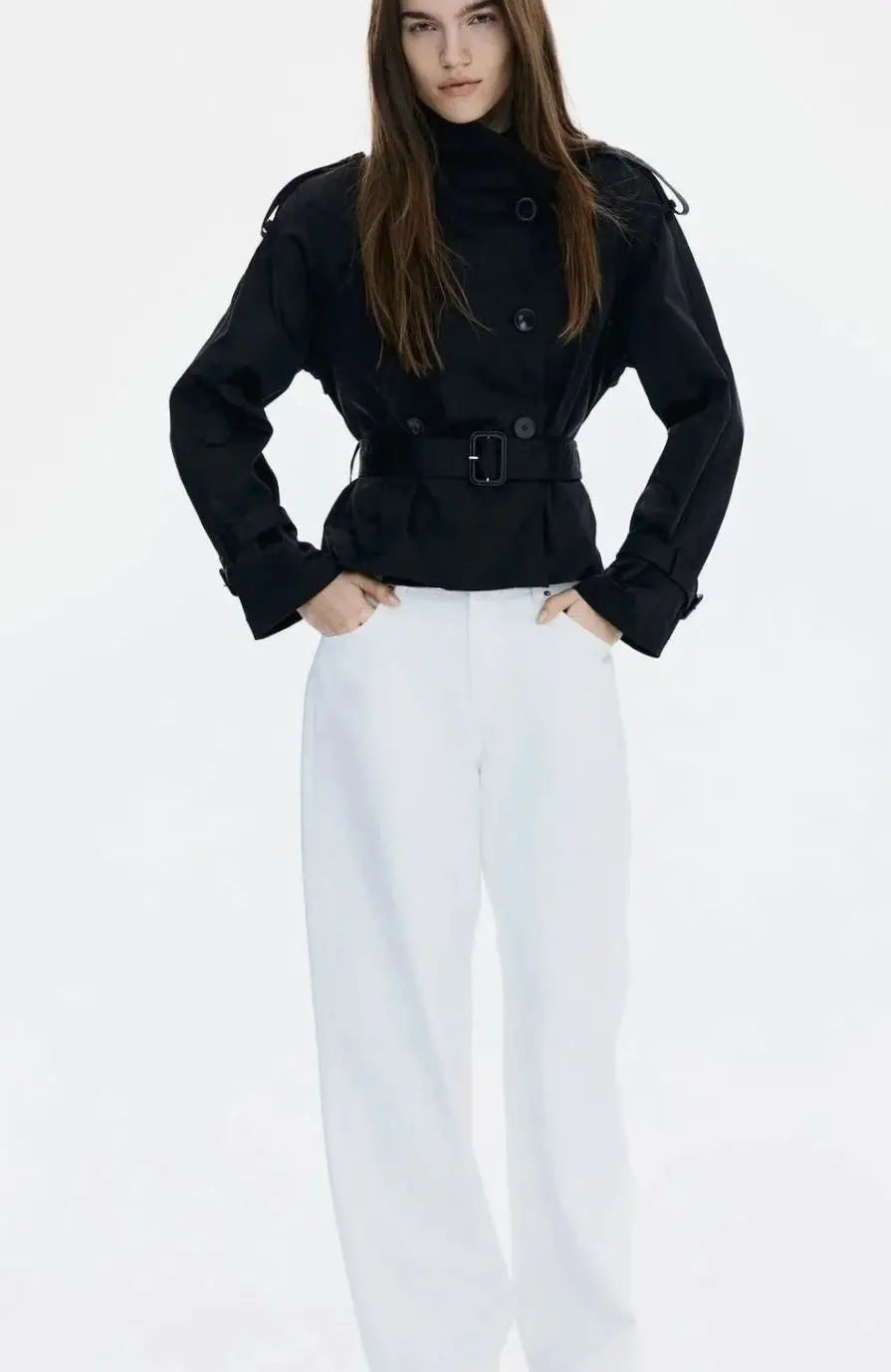 Chaqueta corta tipo gabardina para mujer con cuello alto y cinturón