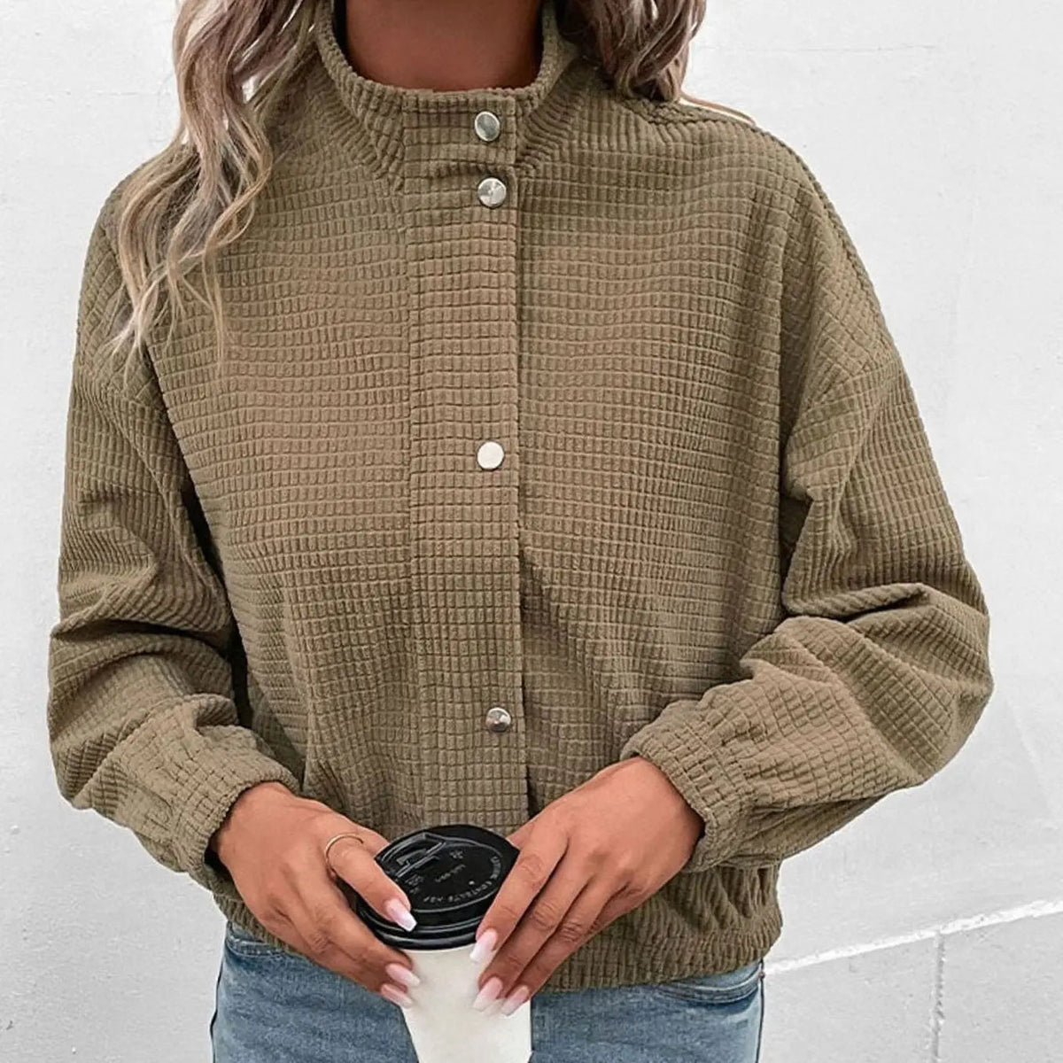 Chaqueta bomber corta para mujer con textura de gofre y botones delanteros