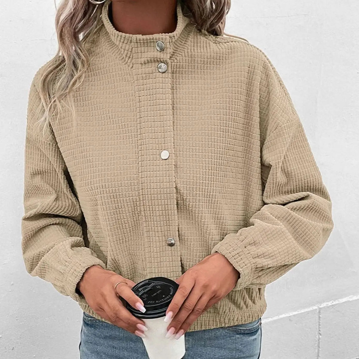 Chaqueta bomber corta para mujer con textura de gofre y botones delanteros
