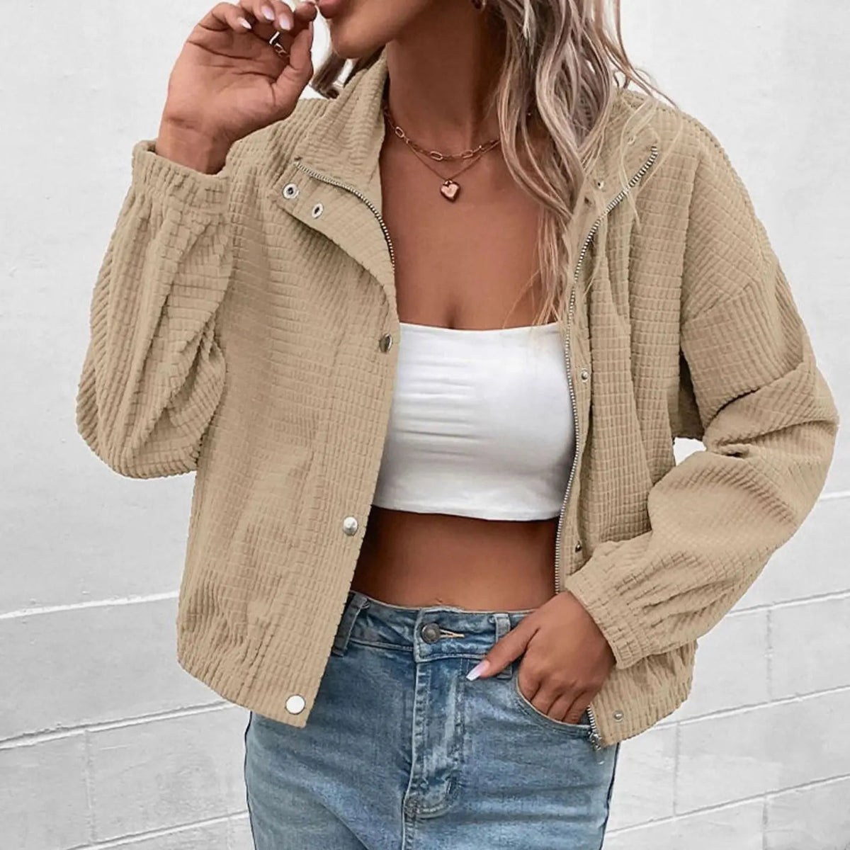 Chaqueta bomber corta para mujer con textura de gofre y botones delanteros