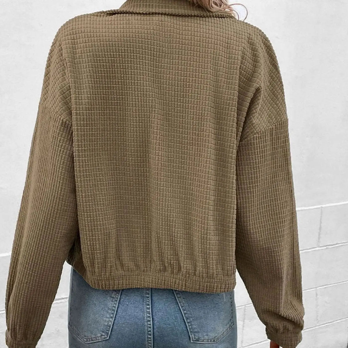 Chaqueta bomber corta para mujer con textura de gofre y botones delanteros