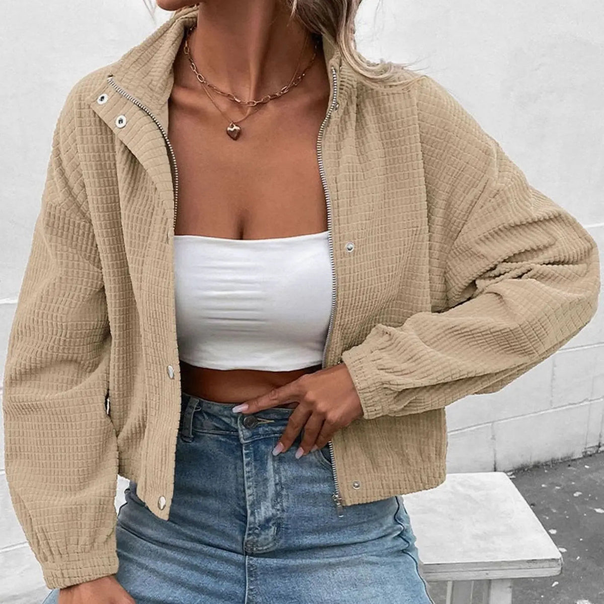 Chaqueta bomber corta para mujer con textura de gofre y botones delanteros