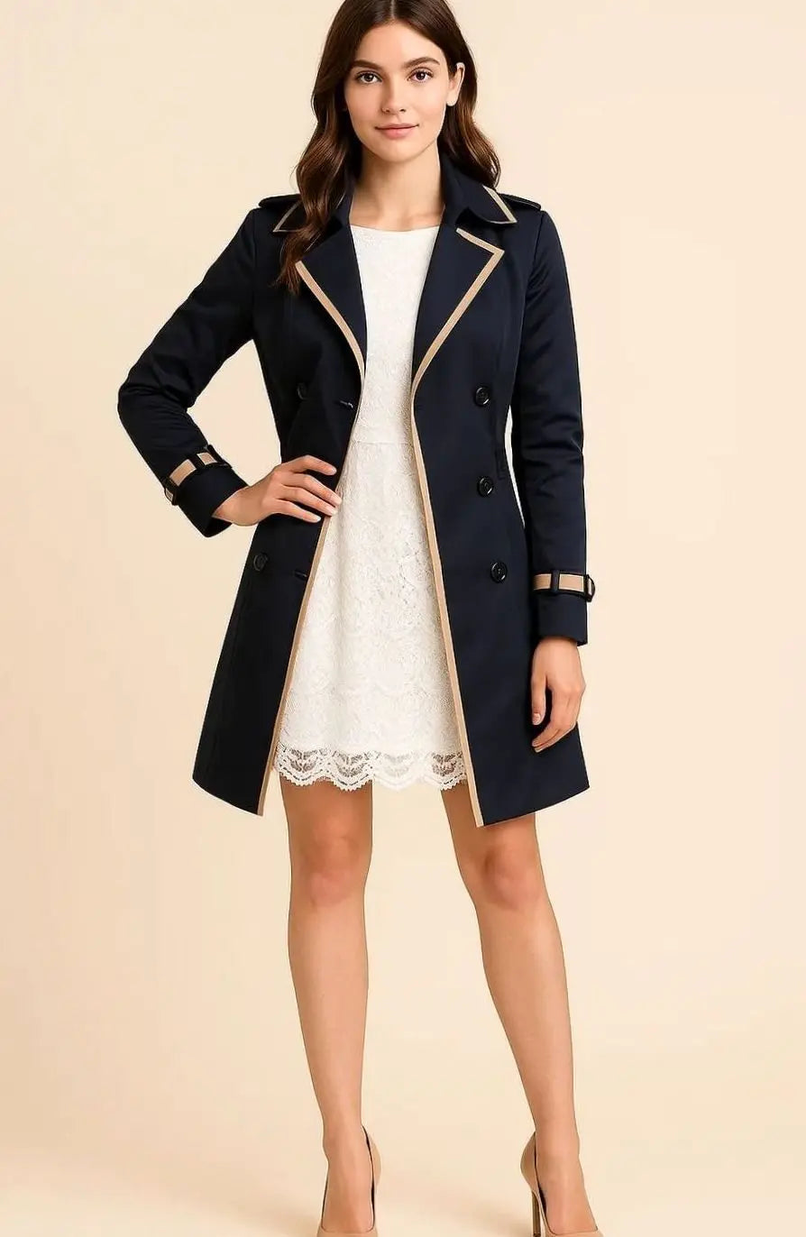 Gabardina corta de mujer con doble botonadura y ribete negro