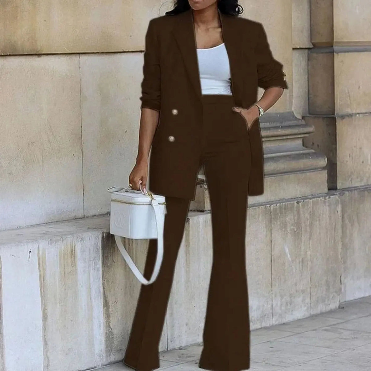 Conjunto de traje de mujer con blazer entallado de doble botonadura y pantalón acampanado