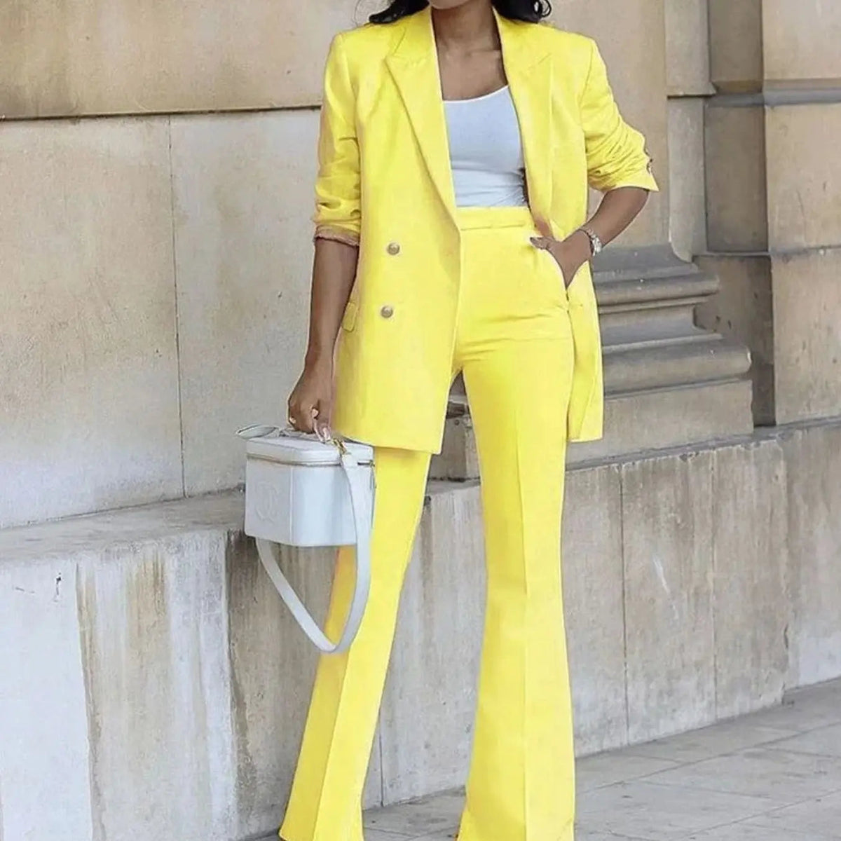 Conjunto de traje de mujer con blazer entallado de doble botonadura y pantalón acampanado