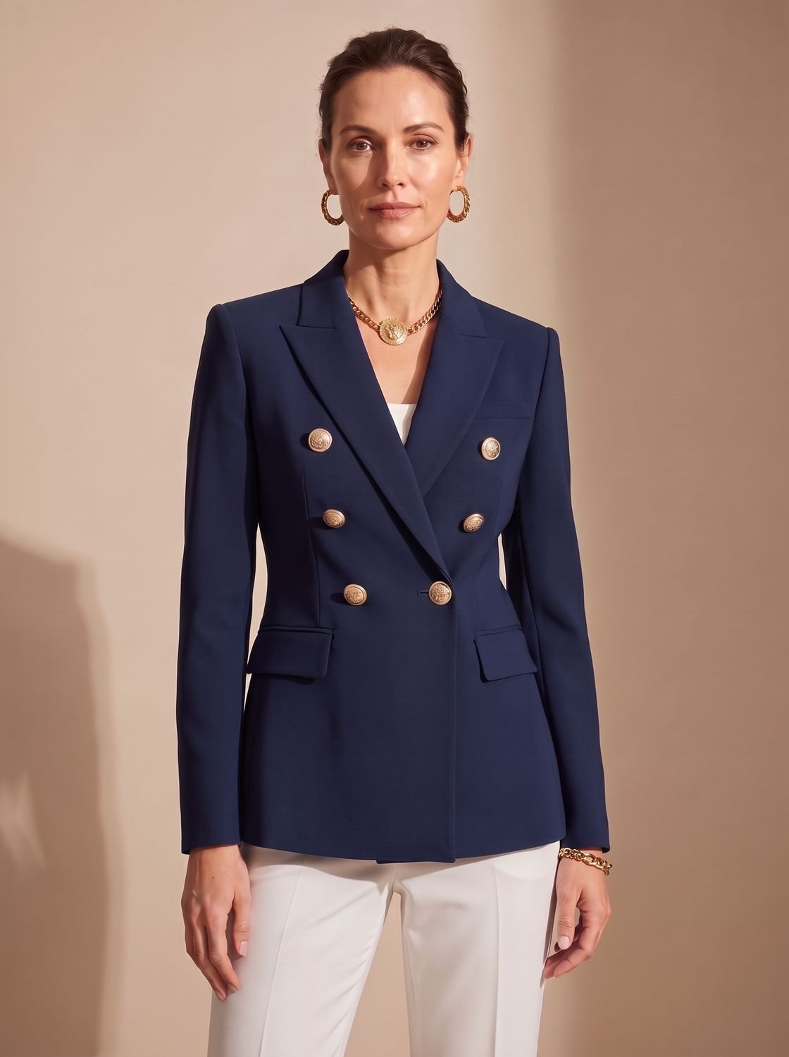 Blazer entallado de mujer con doble botonadura y botones dorados