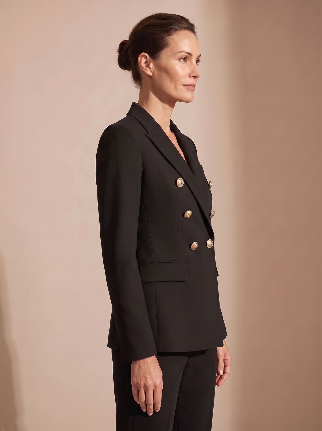 Blazer entallado de mujer con doble botonadura y botones dorados