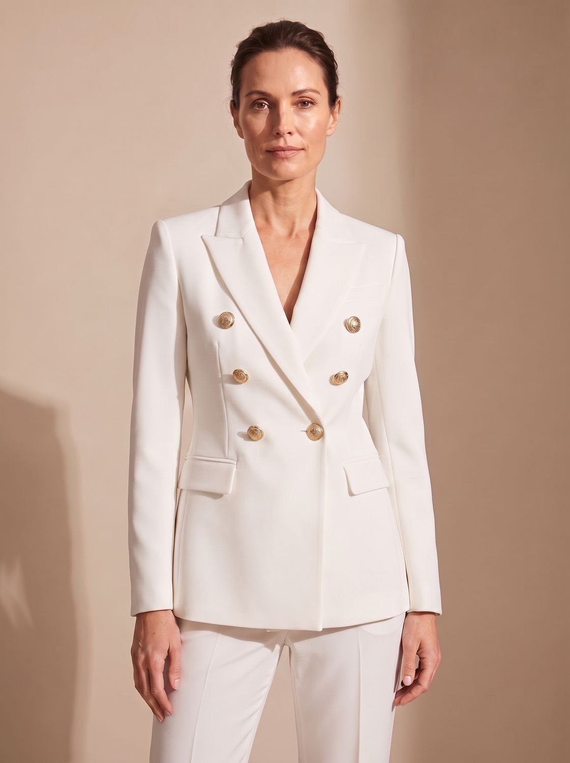 Blazer entallado de mujer con doble botonadura y botones dorados