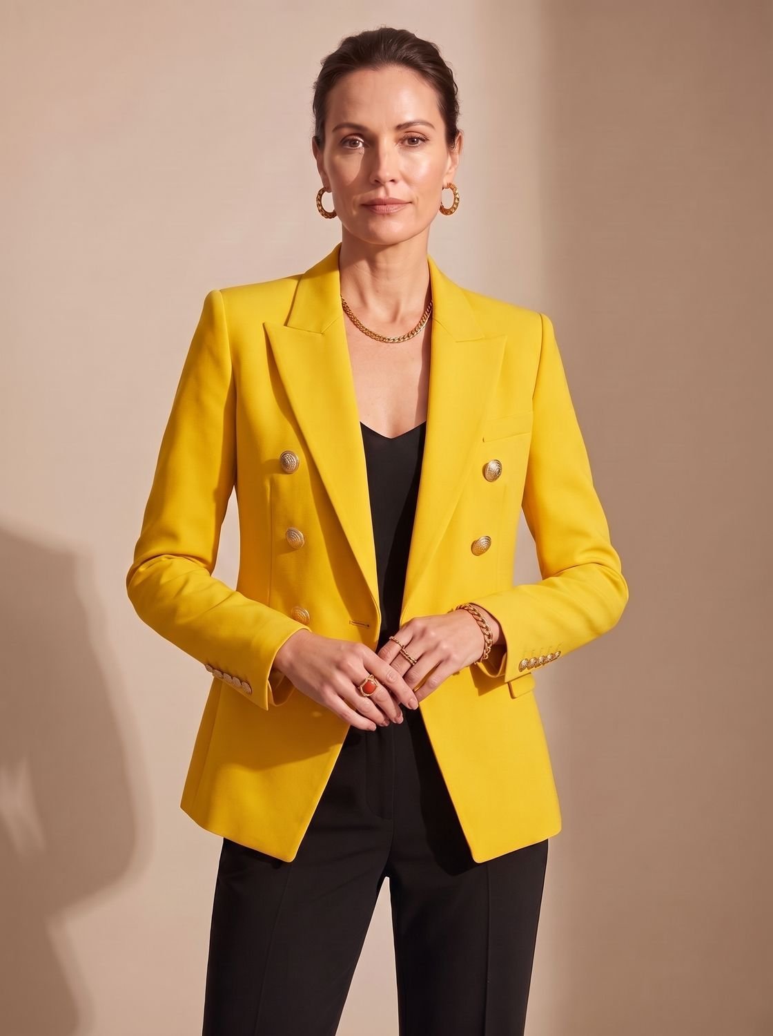 Blazer entallado de mujer con doble botonadura y botones dorados
