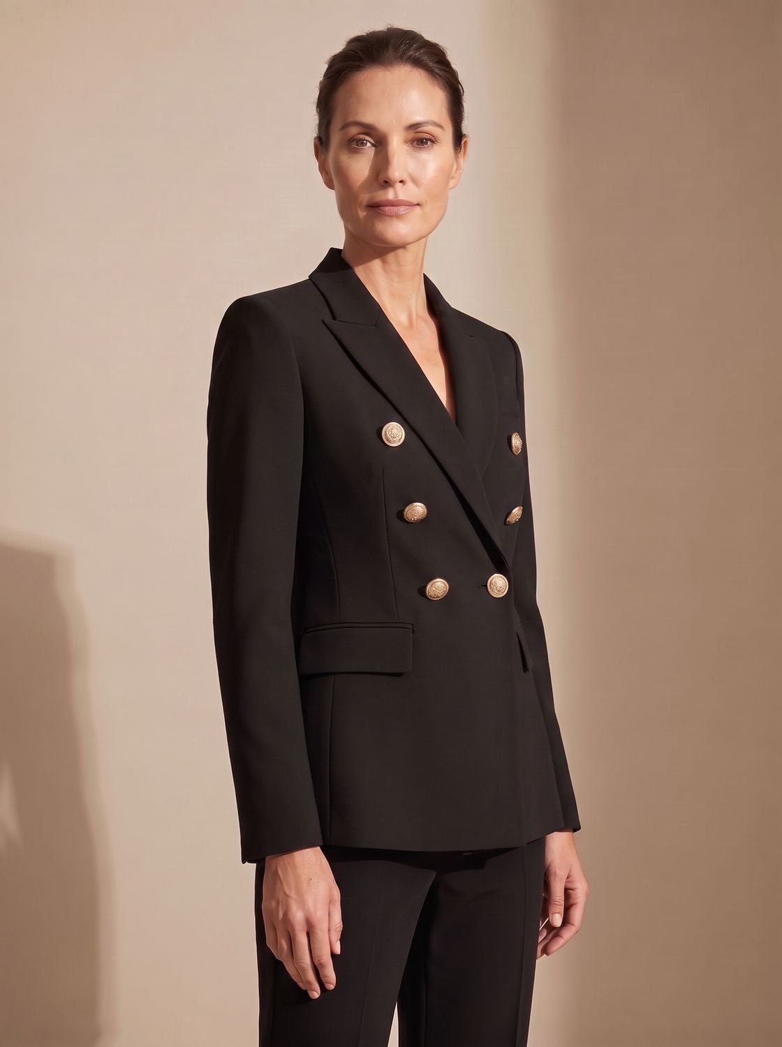 Blazer entallado de mujer con doble botonadura y botones dorados
