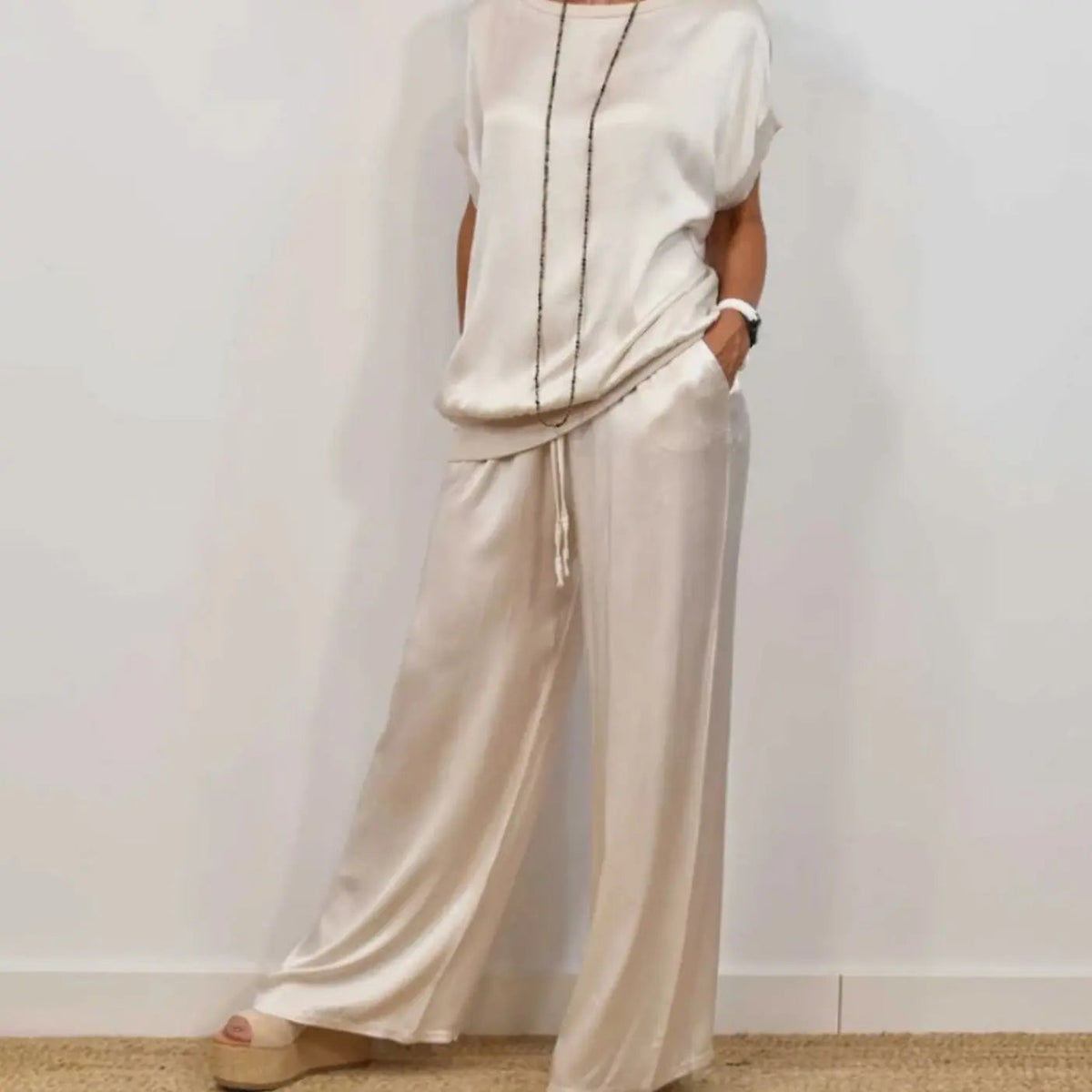 Conjunto elegante de dos piezas para mujer con pantalón de pierna ancha y top de manga corta