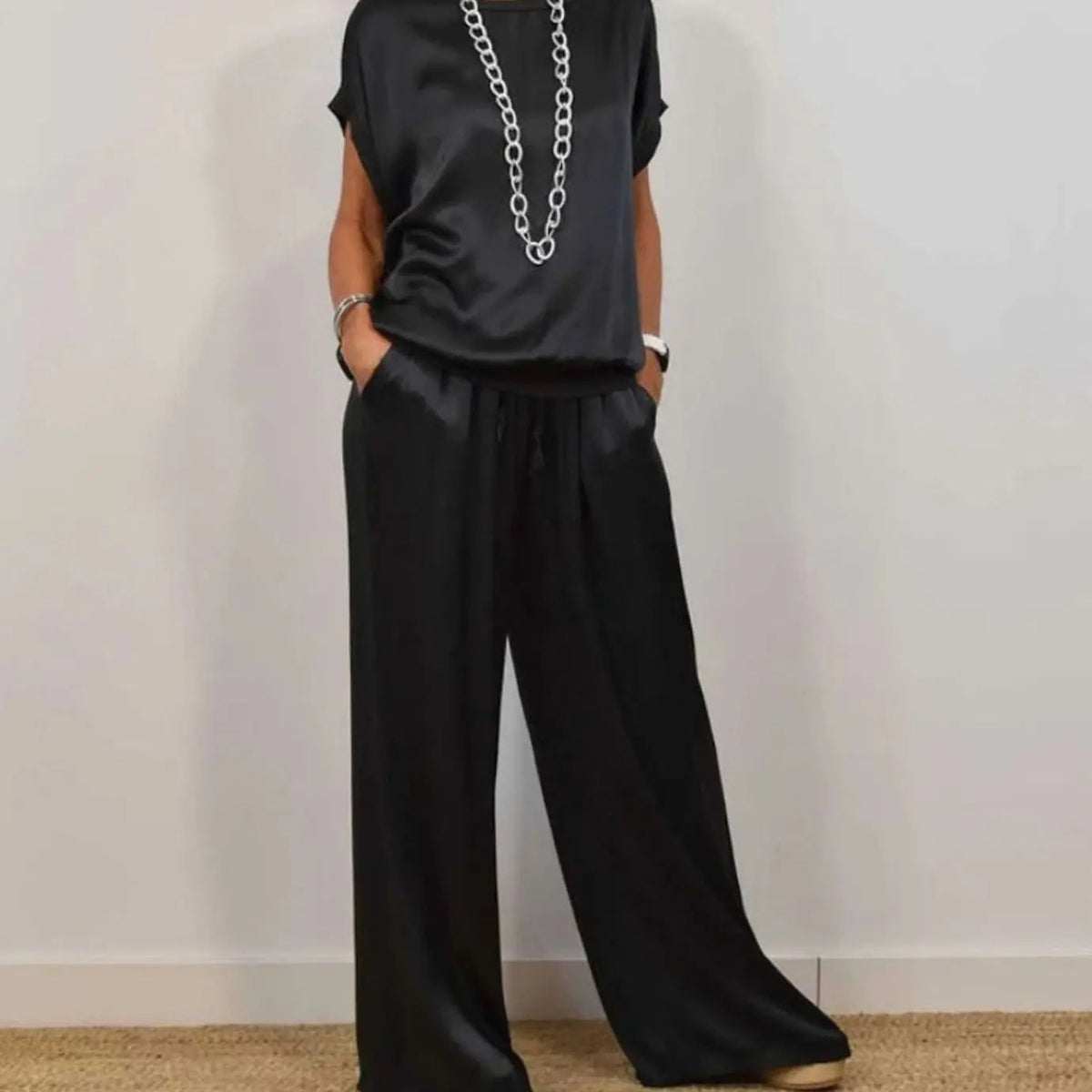 Conjunto elegante de dos piezas para mujer con pantalón de pierna ancha y top de manga corta
