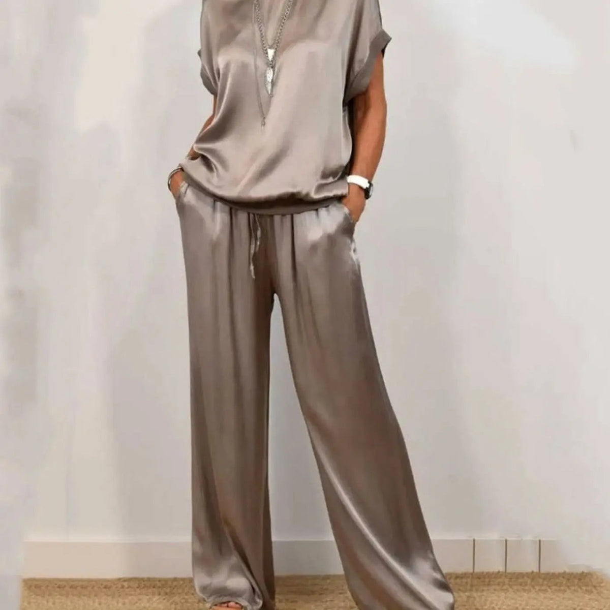 Conjunto elegante de dos piezas para mujer con pantalón de pierna ancha y top de manga corta