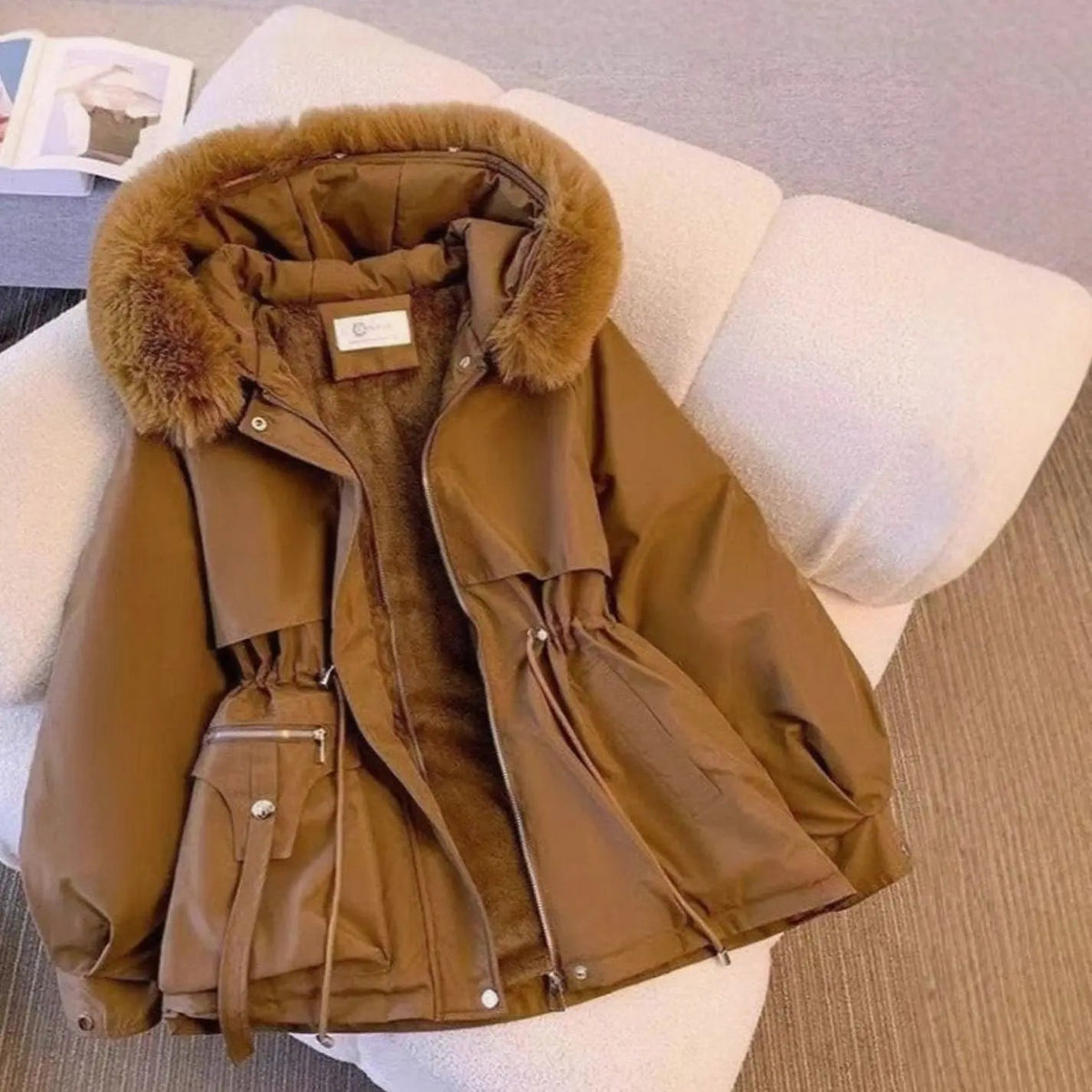 Abrigo de invierno de mujer con capucha de piel sintética y cordón ajustable