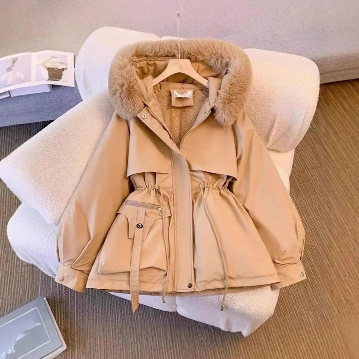 Abrigo de invierno de mujer con capucha de piel sintética y cordón ajustable