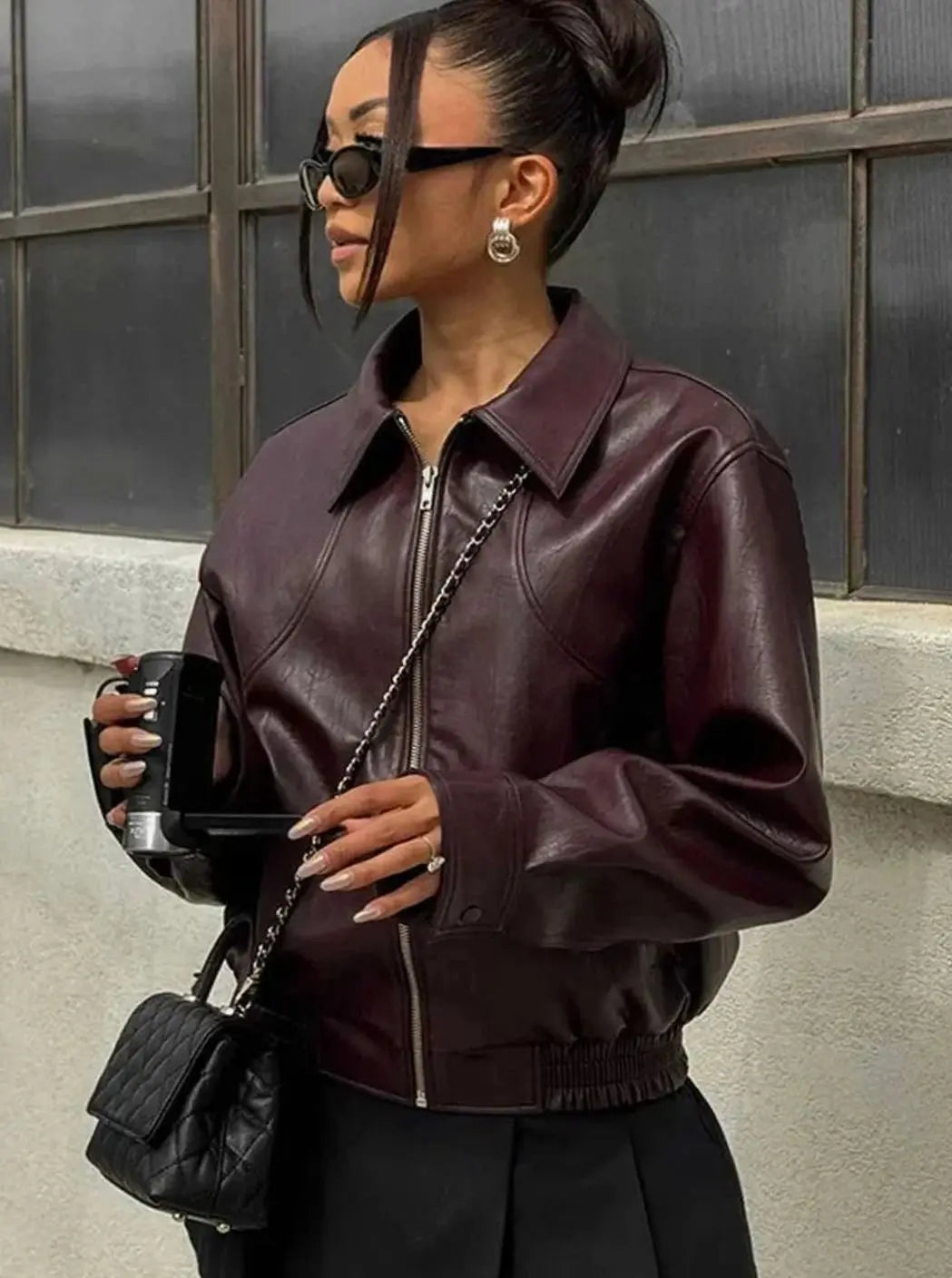 Chaqueta bomber de mujer de cuero sintético con cierre frontal