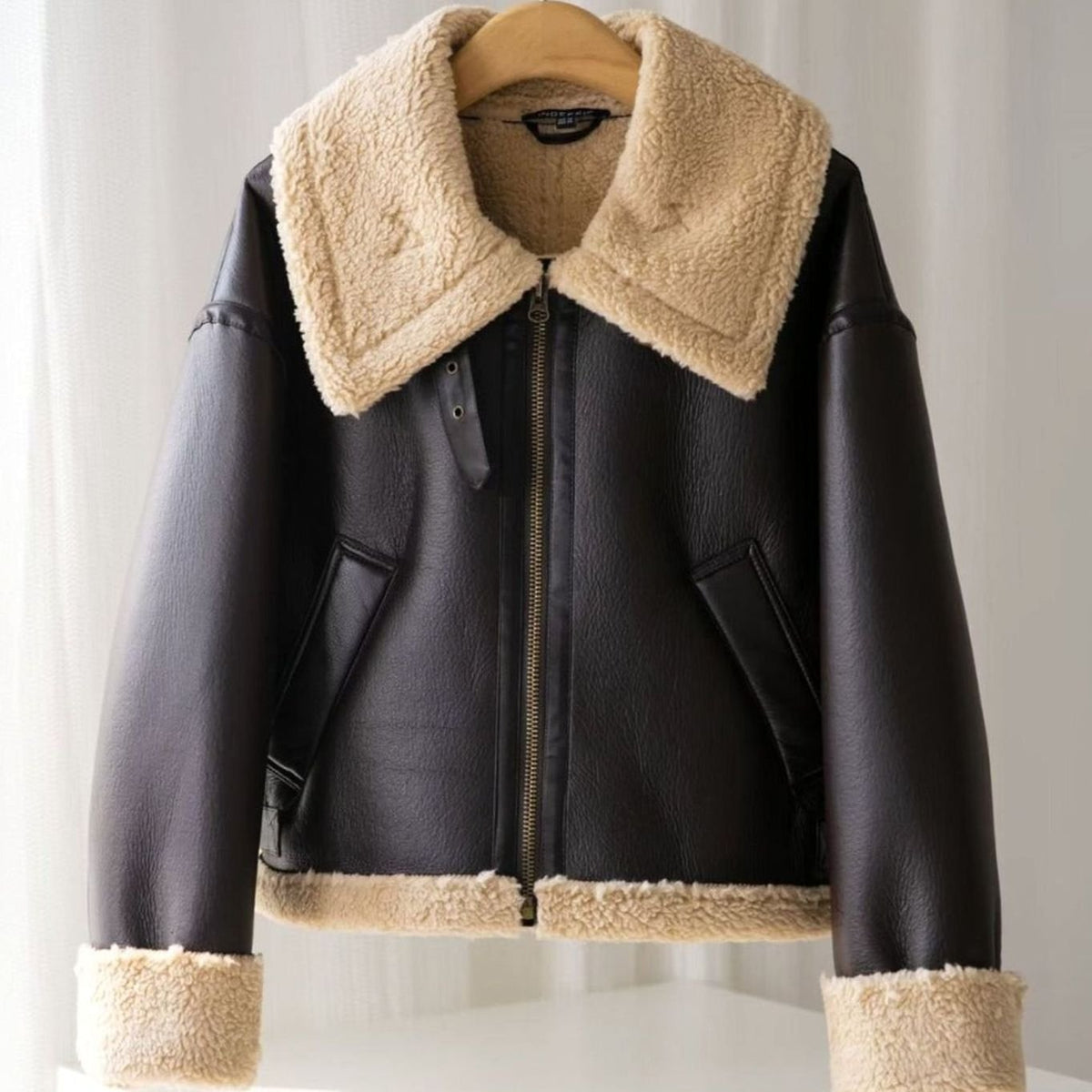 Abrigo de invierno con cremallera y ribete de borreguito sintético para mujer