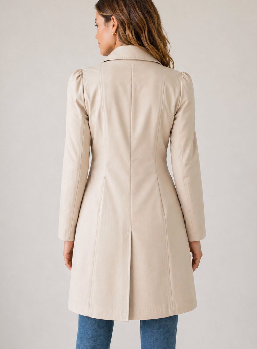 Gabardina corta entallada de corte sastre y con botones para mujer