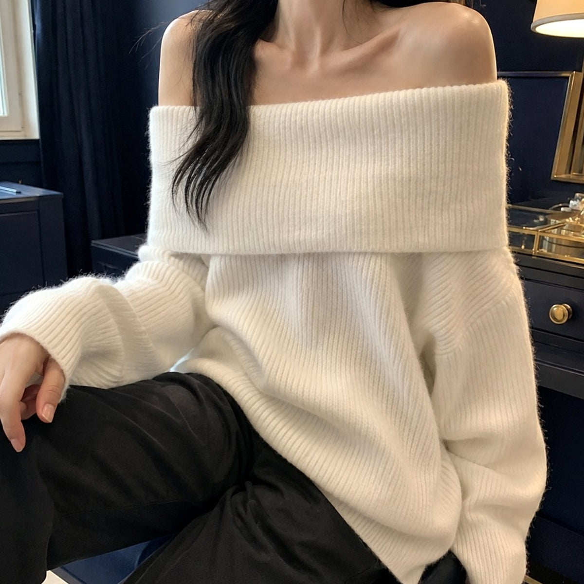 Jersey de punto oversize con hombros descubiertos y cuello vuelto para mujer