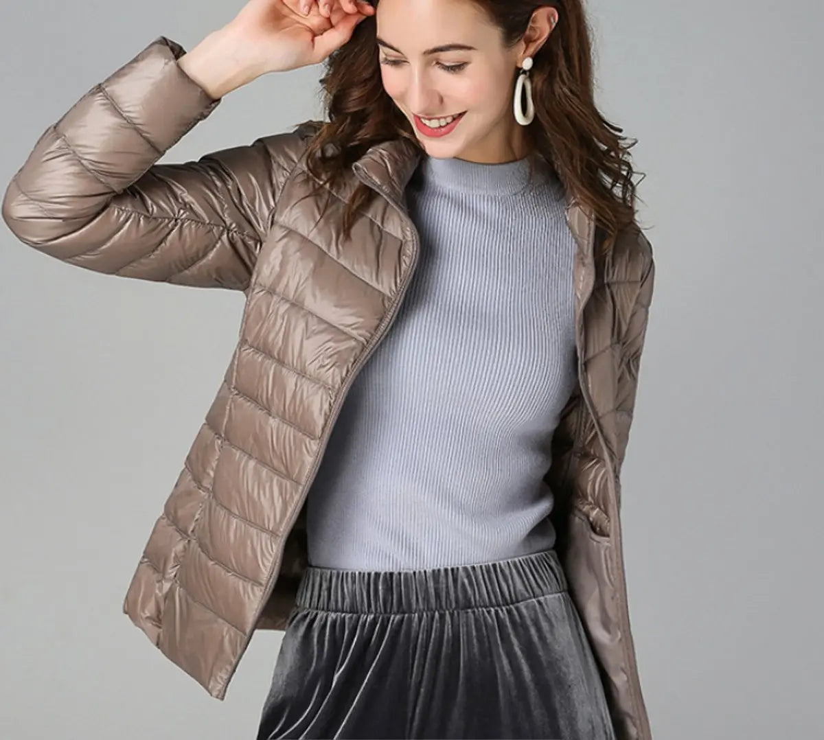 Abrigo ligero acolchado con cuello alto y cremallera para mujer