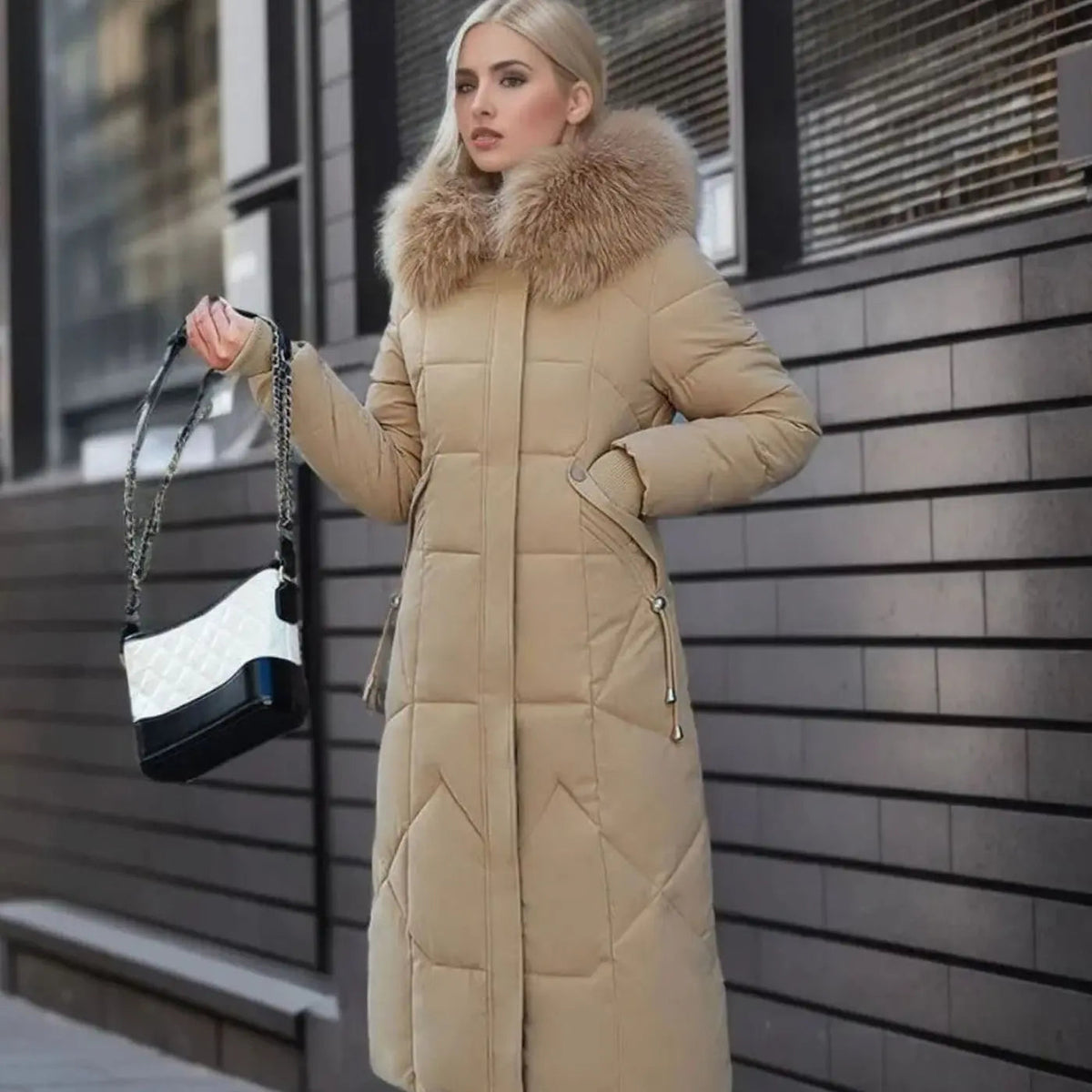 Abrigo largo acolchado con capucha y ribete de pelo sintético para mujer