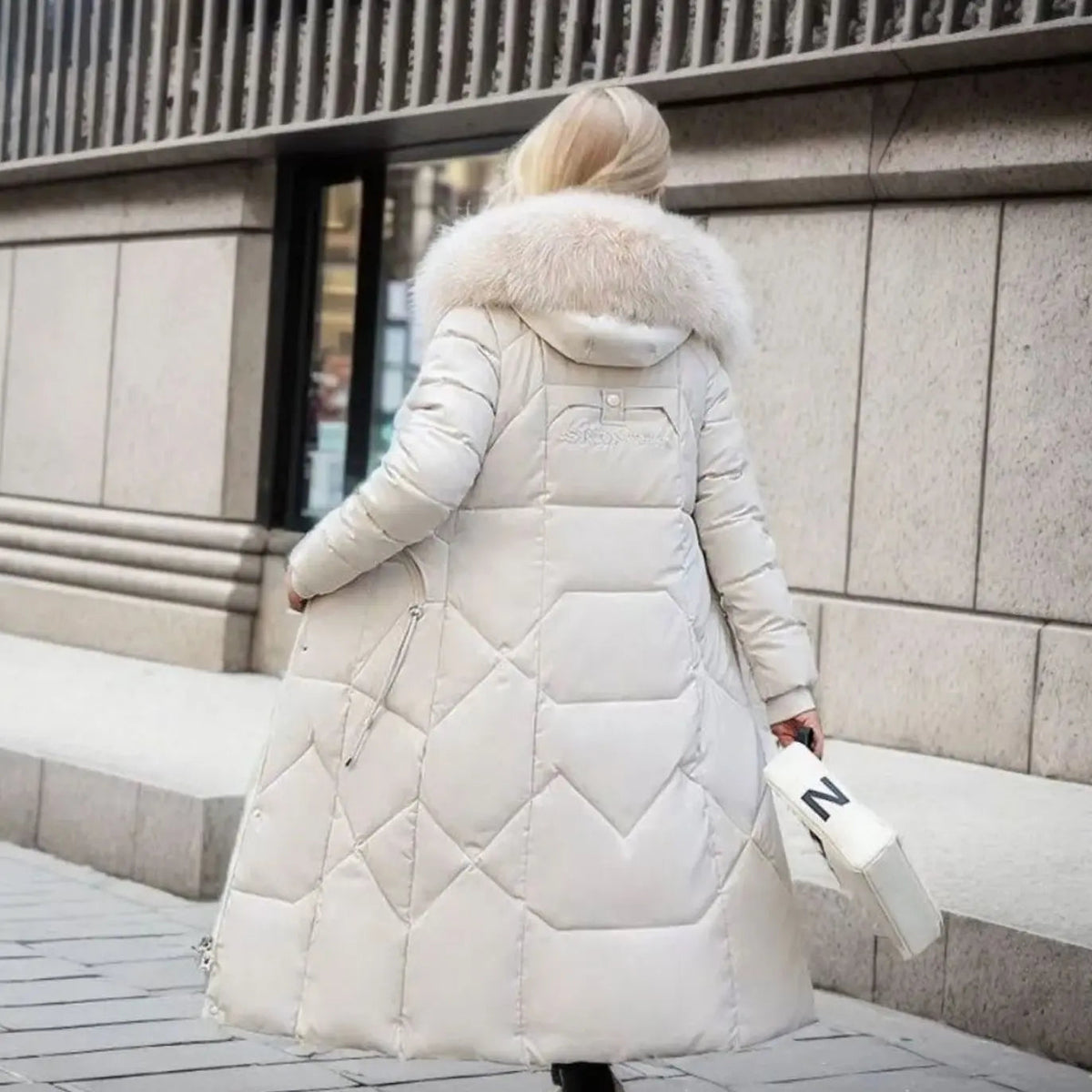 Abrigo largo acolchado con capucha y ribete de pelo sintético para mujer