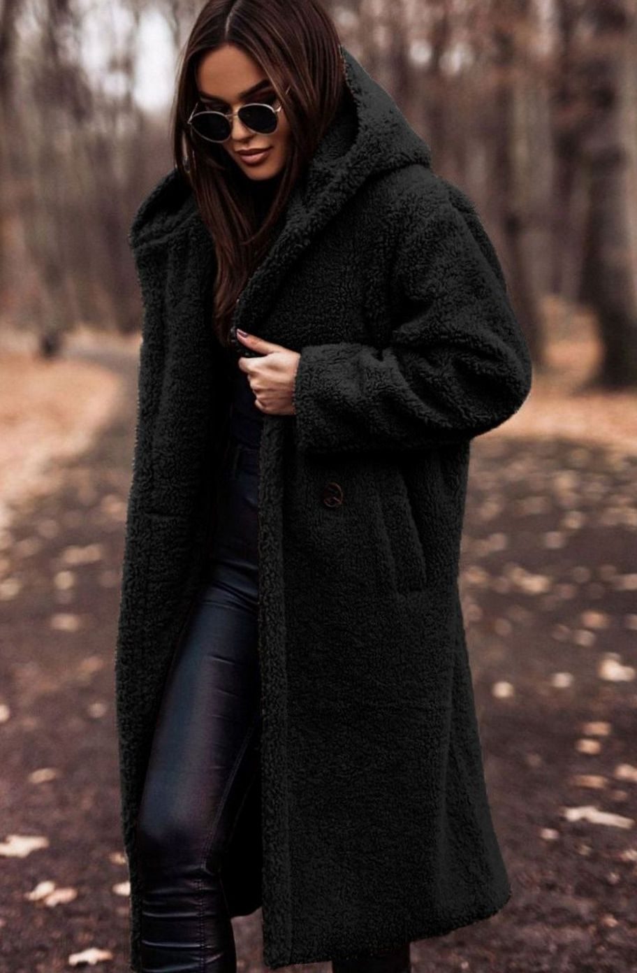 Abrigo largo tipo teddy con capucha, corte relajado y forro polar para mujer