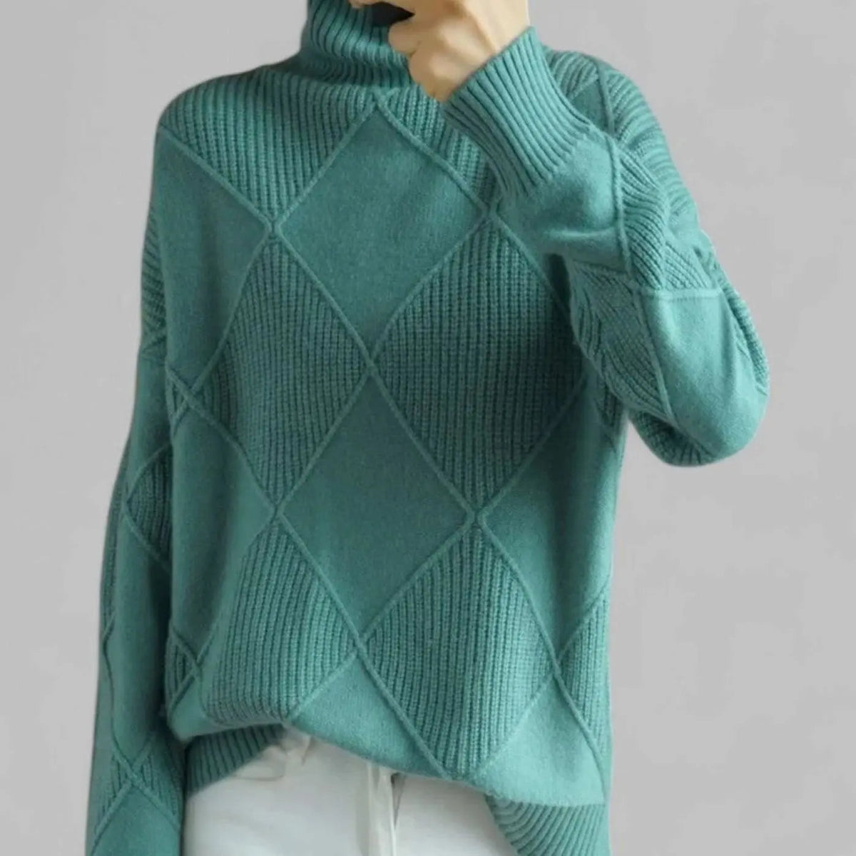 Suéter extragrande de punto de rombos con cuello alto para mujer