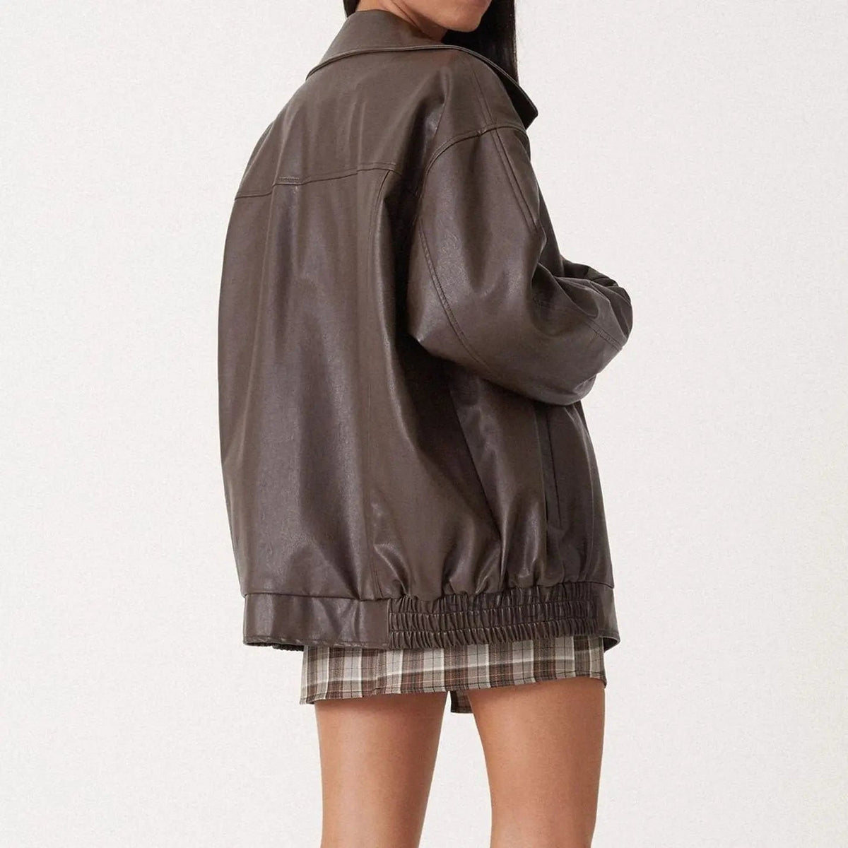 Chaqueta moderna extragrande de cuero sintético con cremallera para mujer