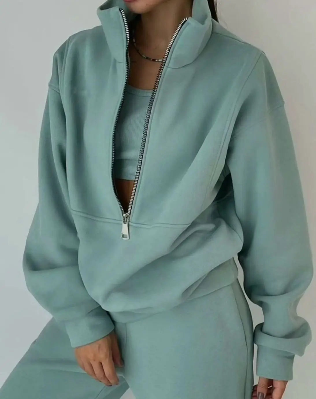 Conjunto de dos piezas extragrande para mujer con cremallera de media apertura y pantalón jogger corto