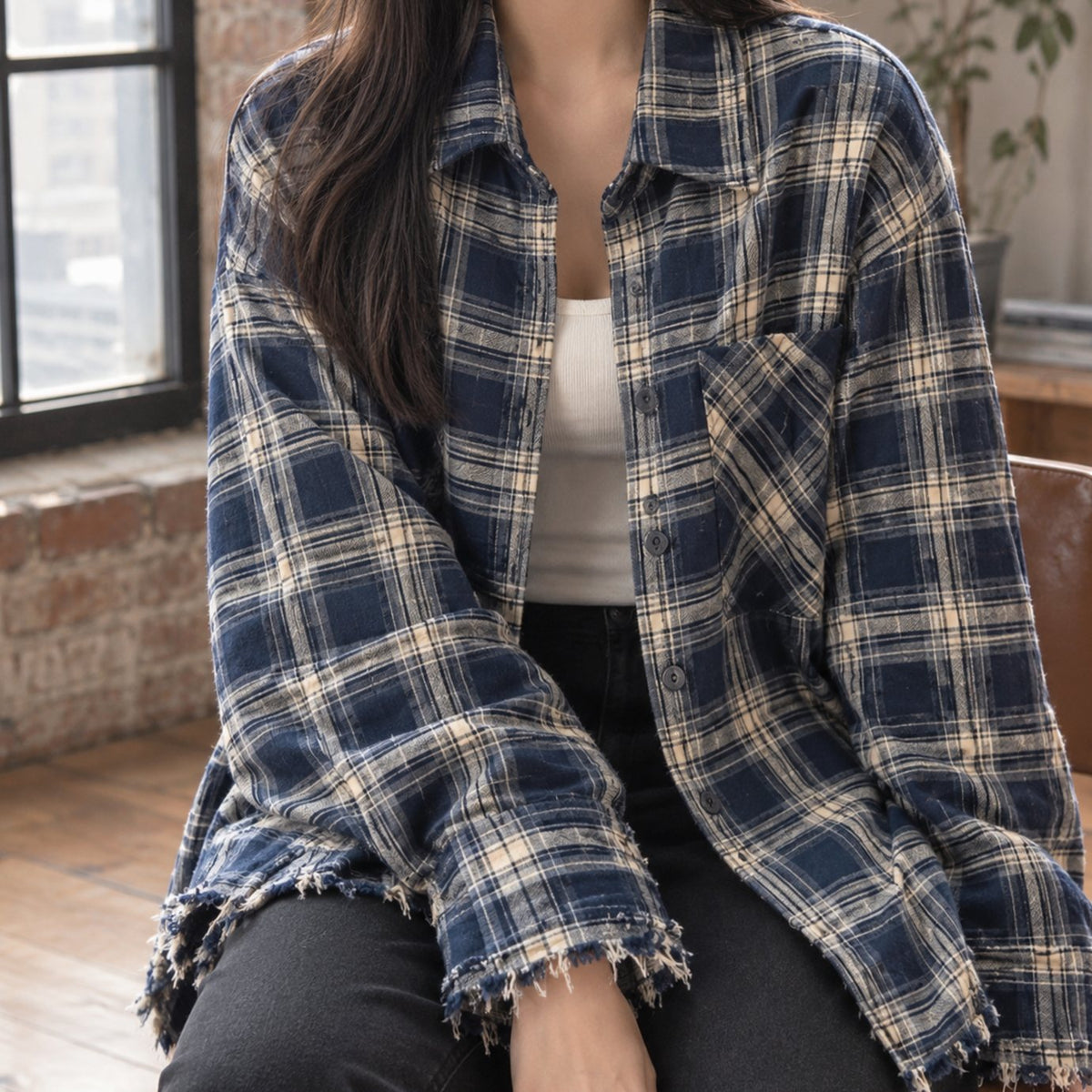 Camisa extragrande de franela de cuadros para mujer, bordes sin rematar y botones delanteros
