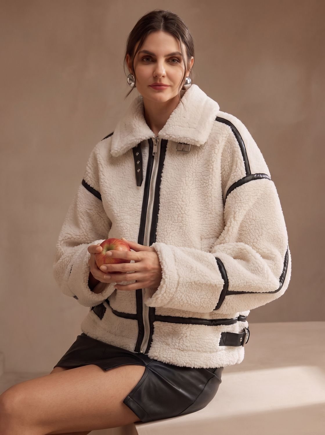 Florence | Chaqueta teddy extragrande de borreguito para mujer, con ribete en contraste y cierre de cremallera