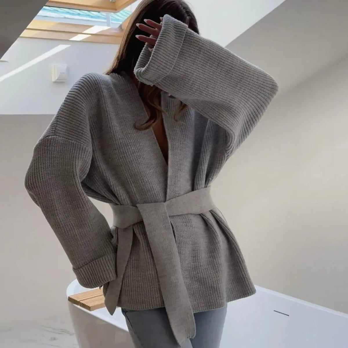 Jersey de punto acanalado para mujer con cárdigan envolvente, cinturón y cuello de pico