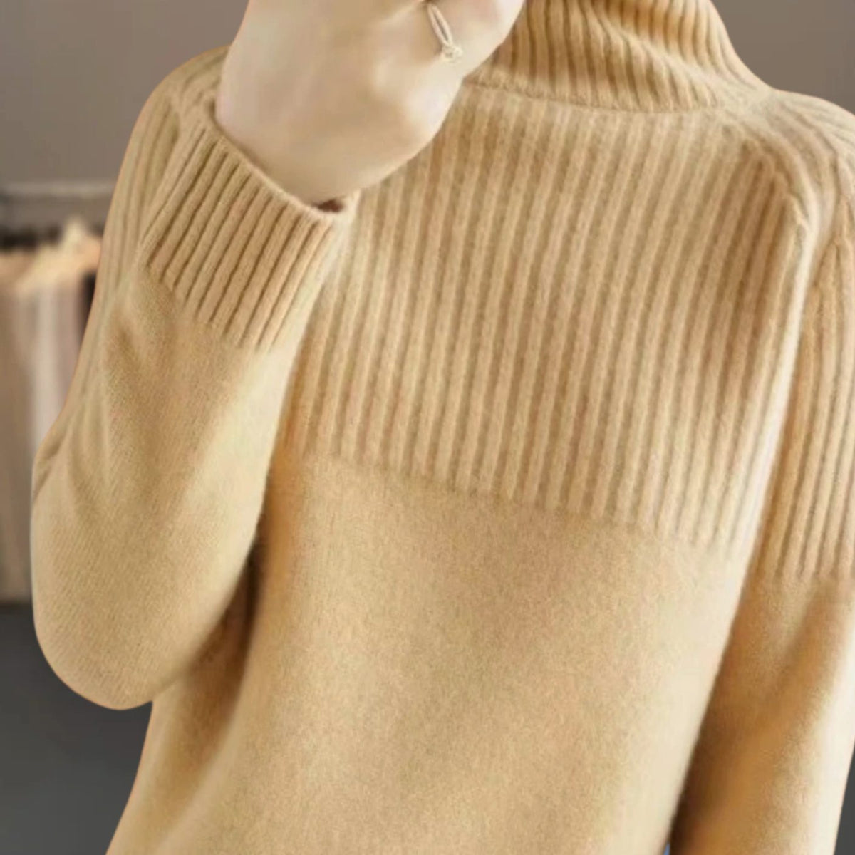 Jersey holgado de mezcla de cachemira y punto acanalado con cuello vuelto para mujer