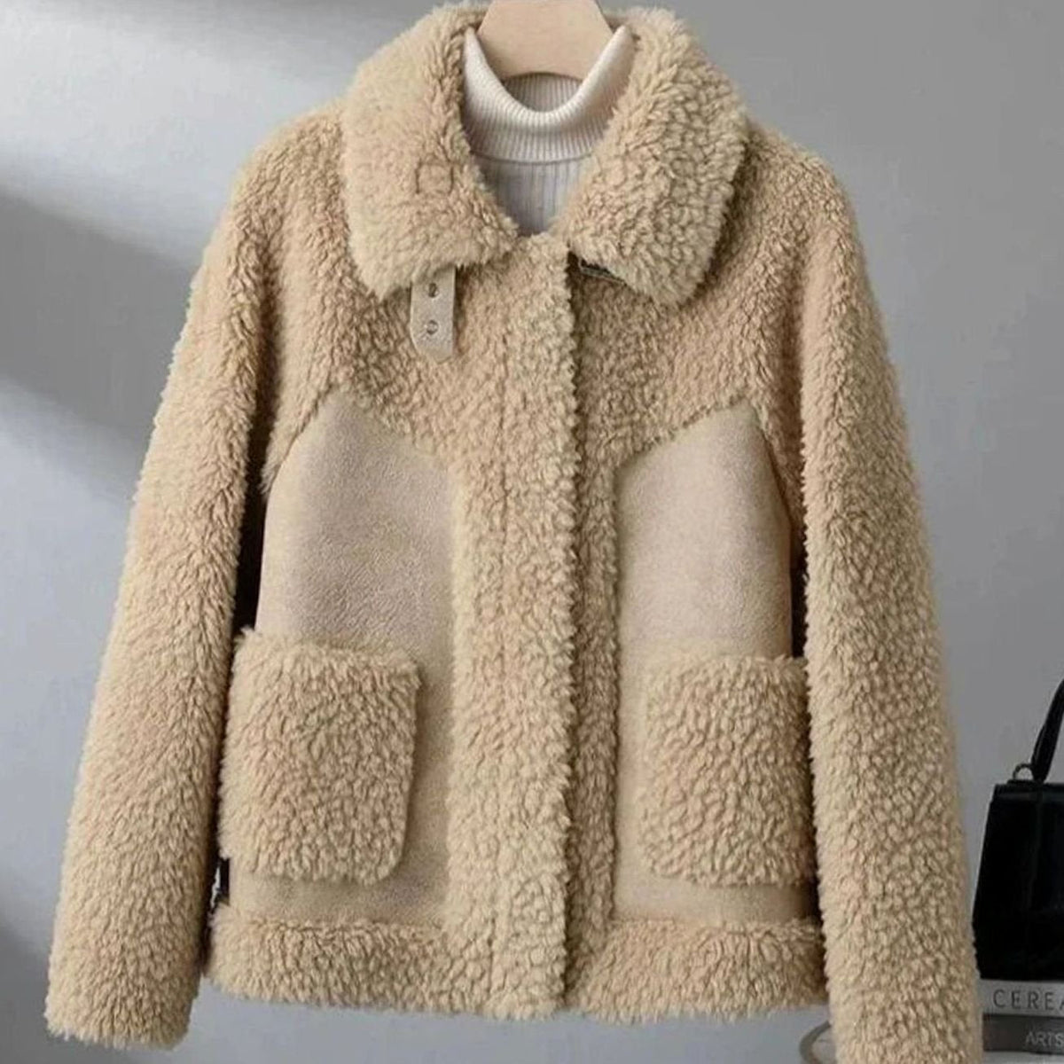 Abrigo de invierno de mujer con forro de borreguito, cuello estructurado y bolsillo de parche