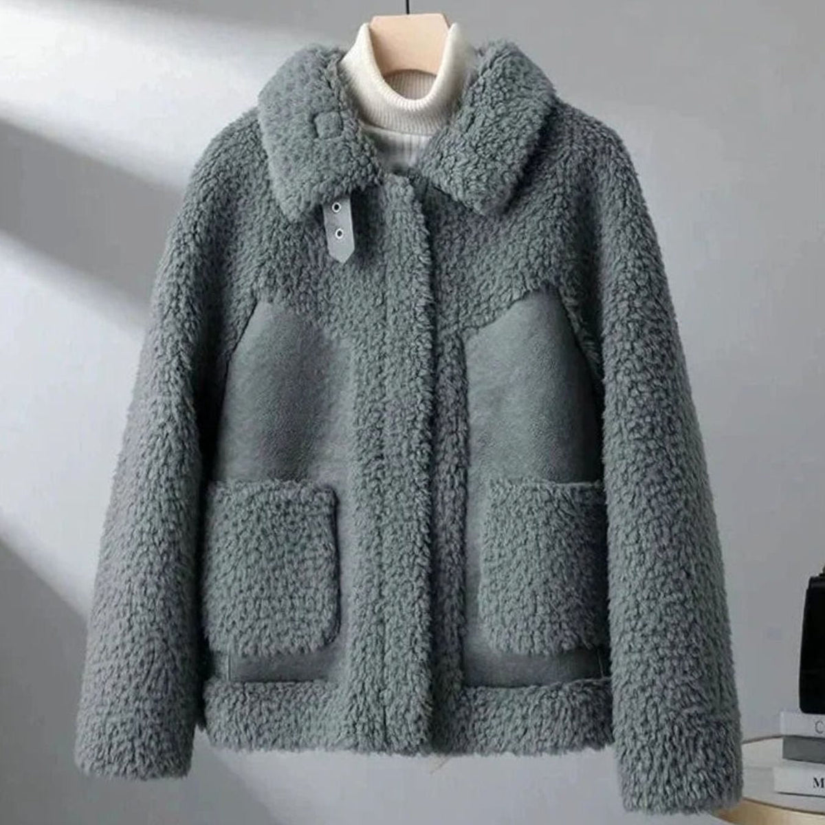 Abrigo de invierno de mujer con forro de borreguito, cuello estructurado y bolsillo de parche