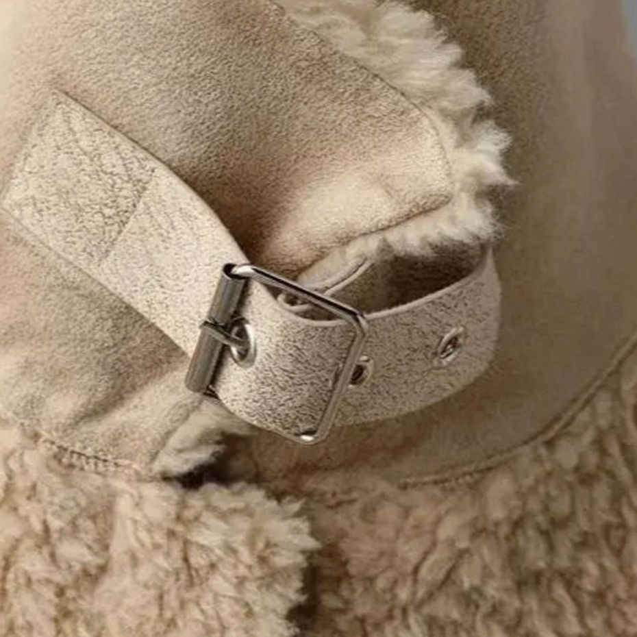 Abrigo de invierno de mujer con forro de borreguito, cuello estructurado y bolsillo de parche