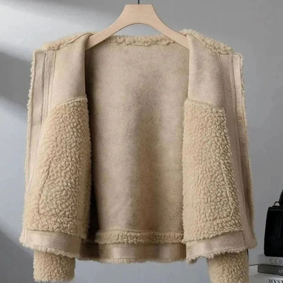 Abrigo de invierno de mujer con forro de borreguito, cuello estructurado y bolsillo de parche
