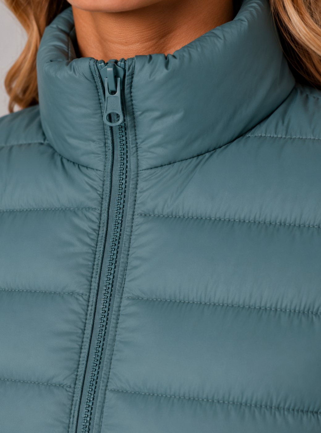 Chaqueta acolchada ligera de verano con cremallera y corte entallado para mujer