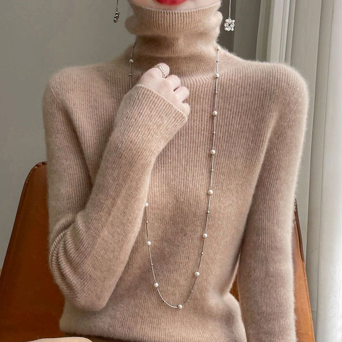 Jersey de punto de cuello alto acanalado y corte entallado para mujer